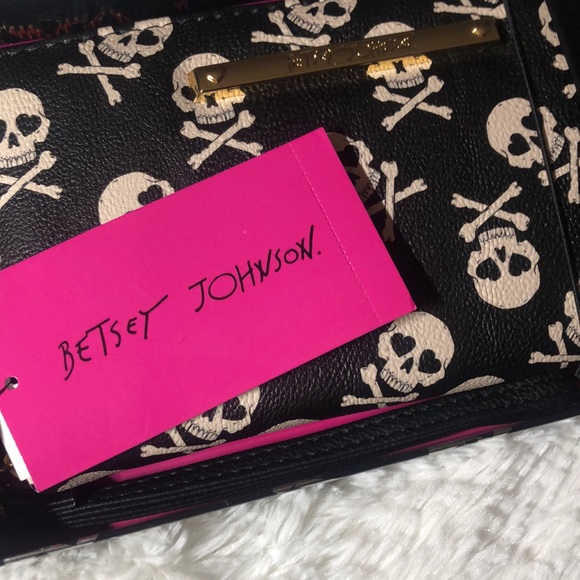 Betsey Johnson Black & White Scull Boxed Zip Around Wallet 🤍🖤 ☠️ NWT - Picture 3 of 6